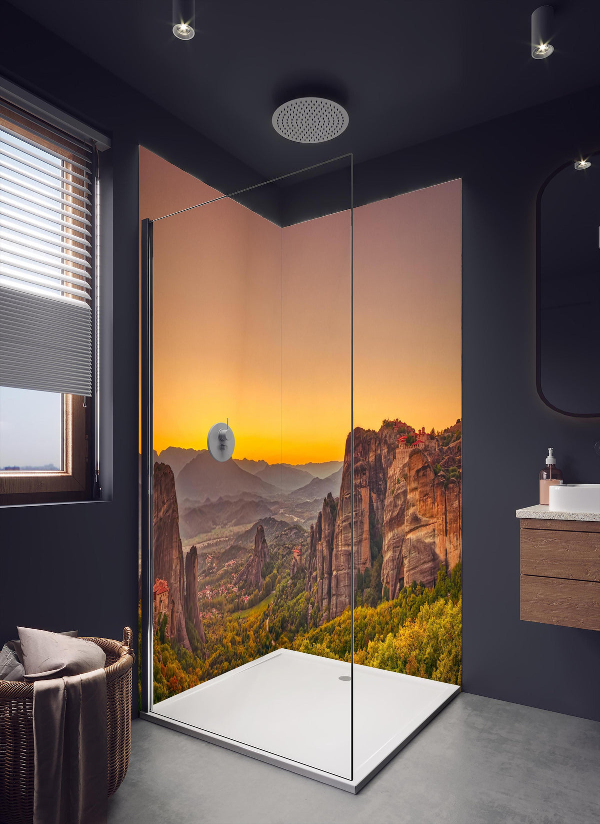 Duschrückwand - Landschaft mit Klöstern und Felsformationen in dunklem Badezimmer mit Regenduschkopf