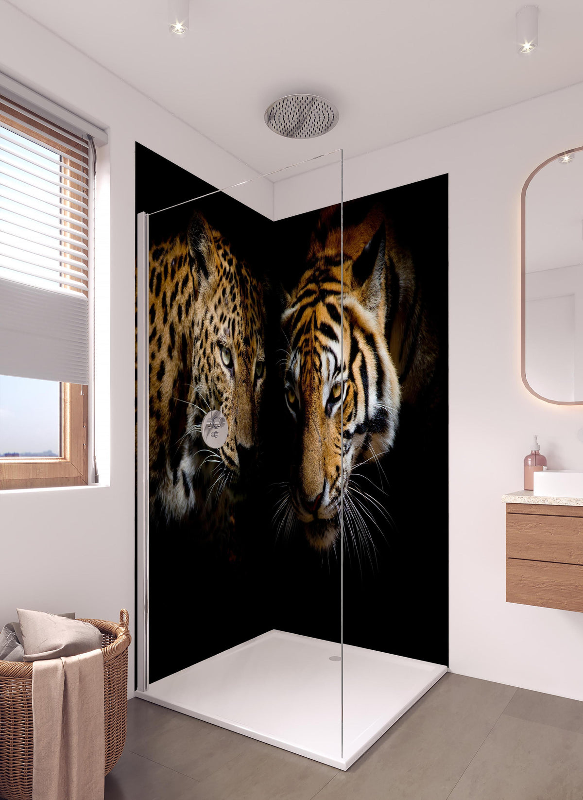 Duschrückwand - Leopard und Tiger isoliert auf schwarzen Hintergrund in hellem Badezimmer mit Regenduschkopf  - zweiteilige Eck-Duschrückwand