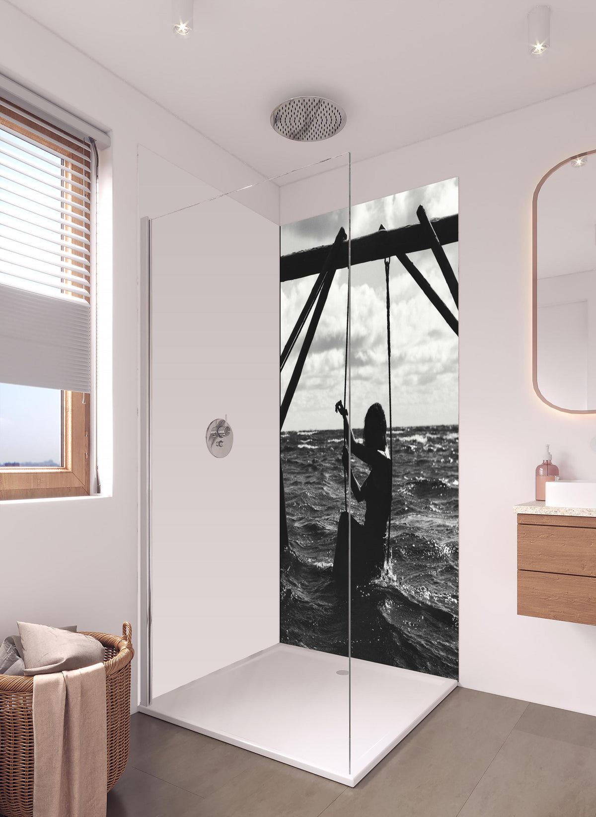 Duschrückwand - Mädchen auf Schaukel im Wasser in hellem Badezimmer mit Regenduschkopf - einteilige Duschrückwand