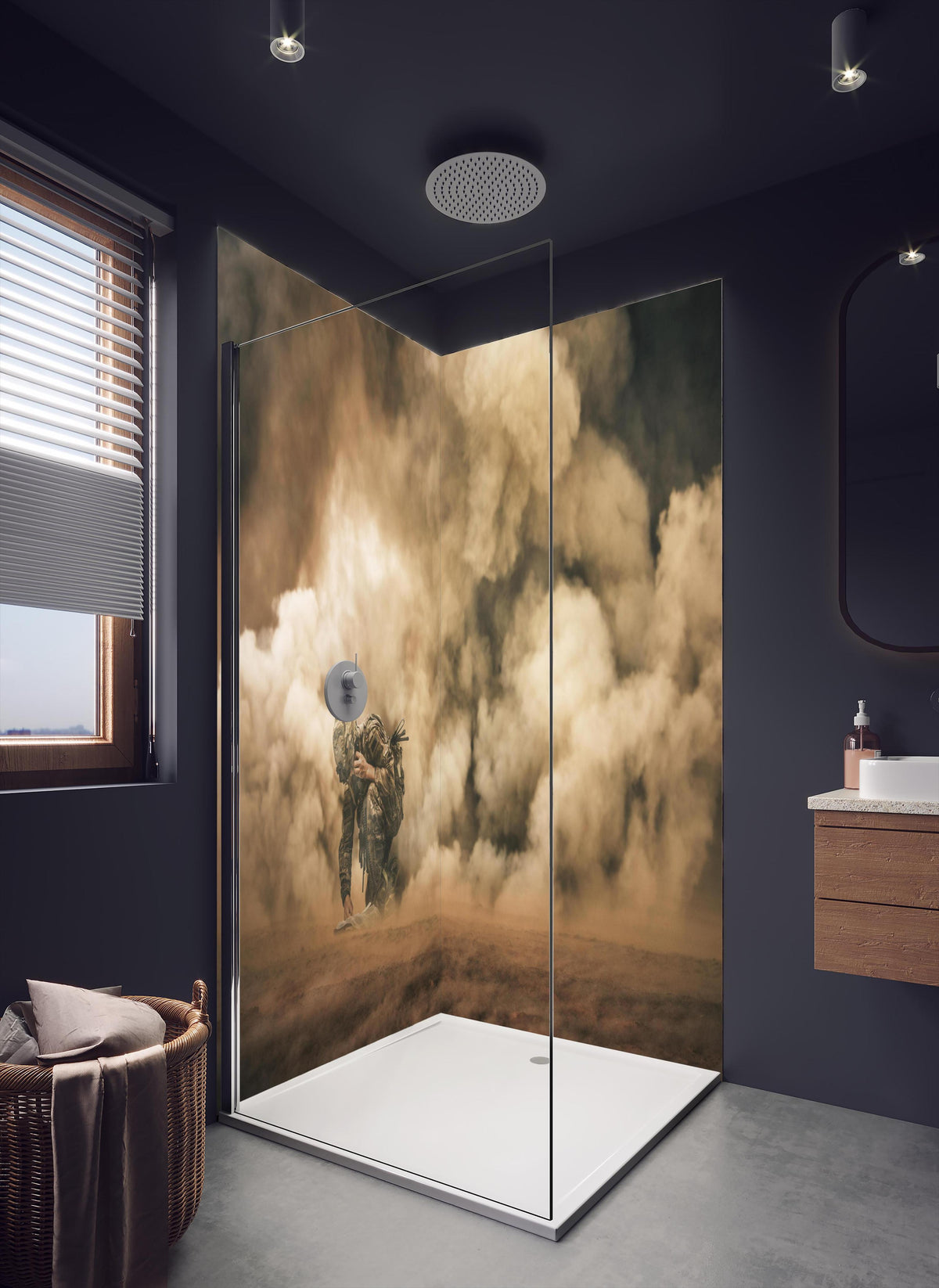 Duschrückwand - Militärsoldat in dunklem Badezimmer mit Regenduschkopf
