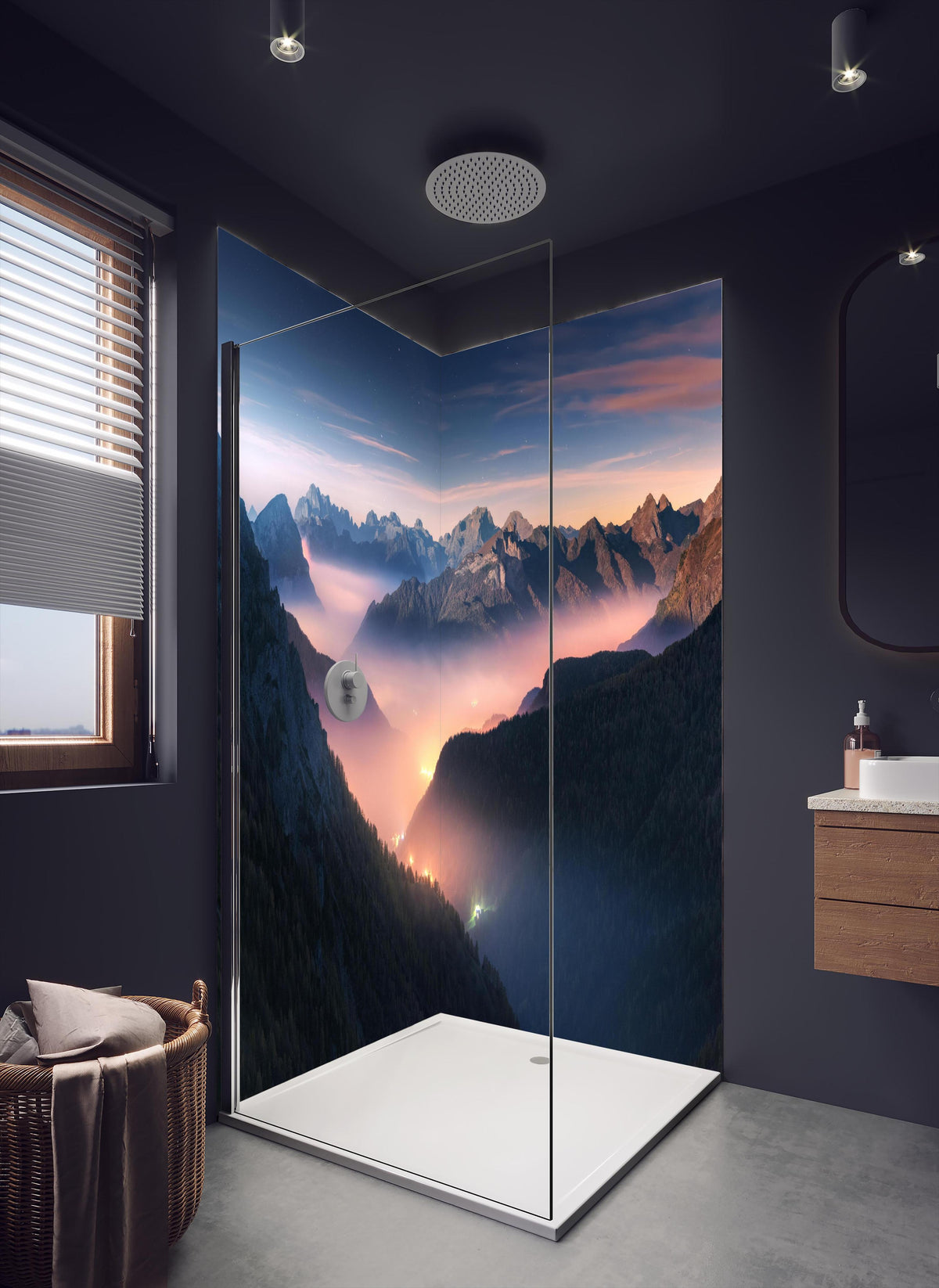 Duschrückwand - Nebliger Blick auf Dolomiten in dunklem Badezimmer mit Regenduschkopf