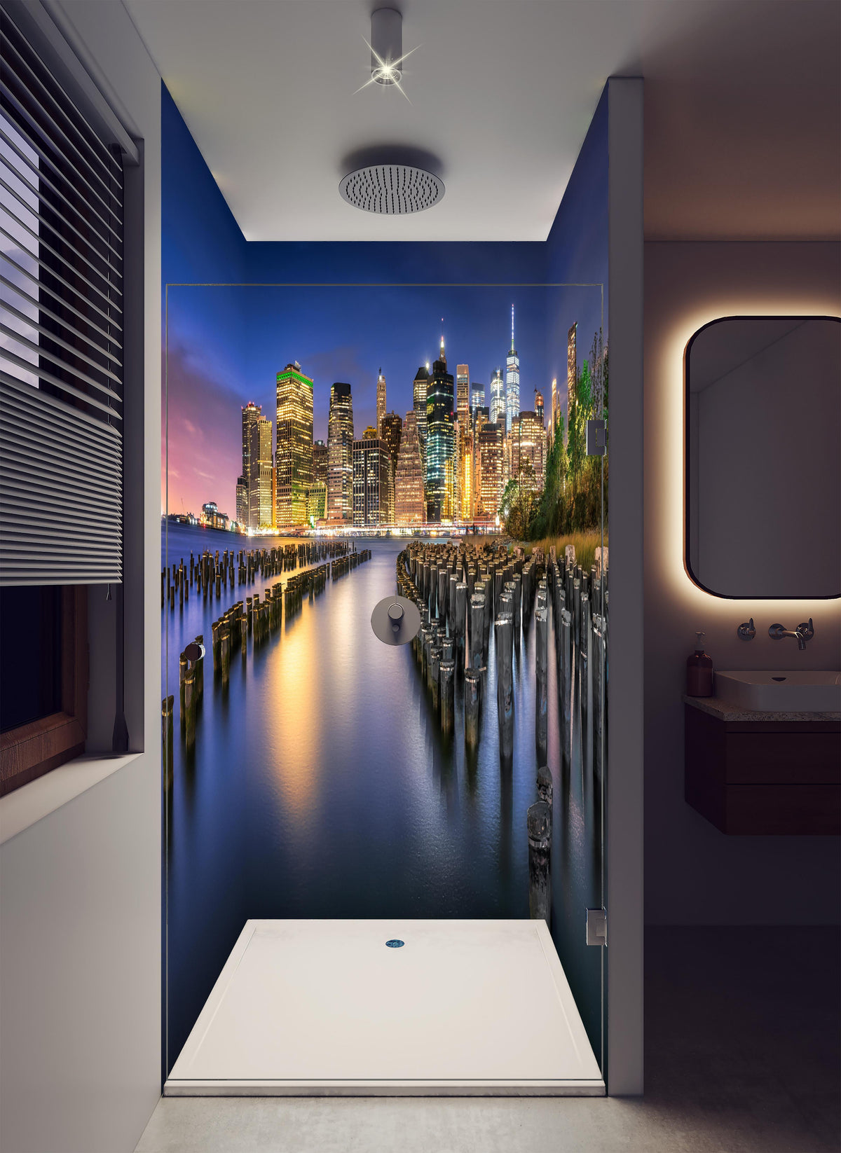 Duschrückwand - New York City Skyline in luxuriöser Dusche mit Regenduschkopf