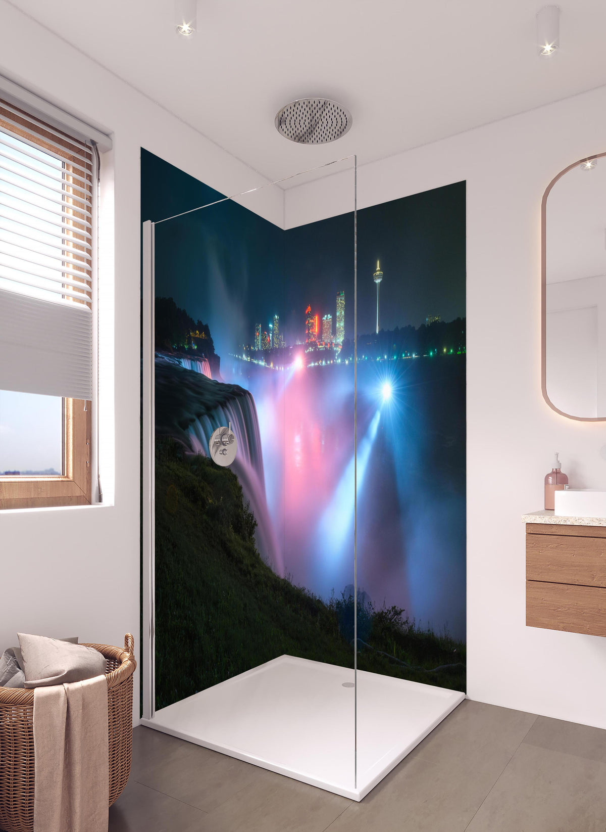 Duschrückwand - Niagarafälle bei Nacht in hellem Badezimmer mit Regenduschkopf  - zweiteilige Eck-Duschrückwand