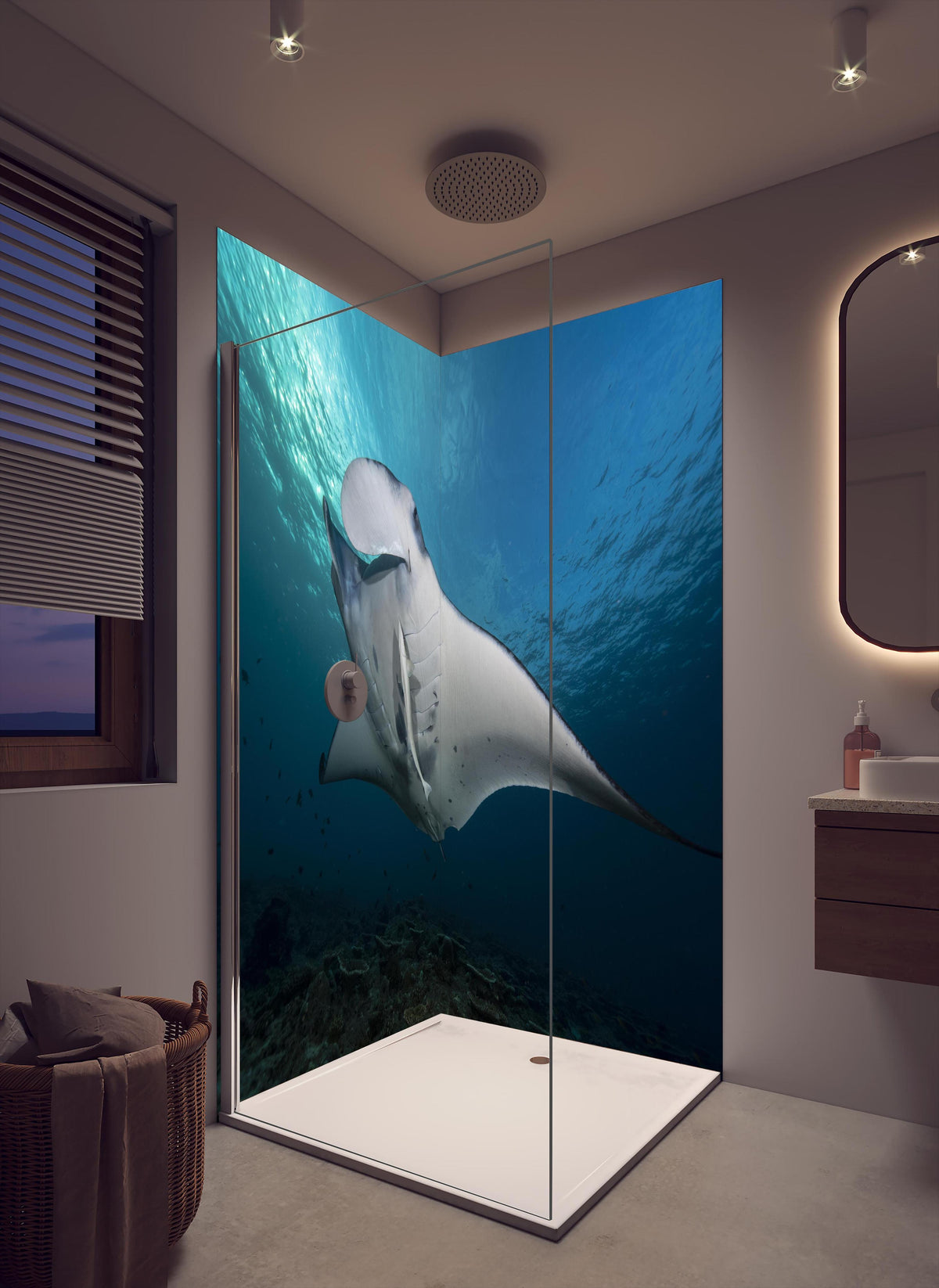 Duschrückwand - Riff-Manta Unterwasser in cremefarbenem Badezimmer mit Regenduschkopf