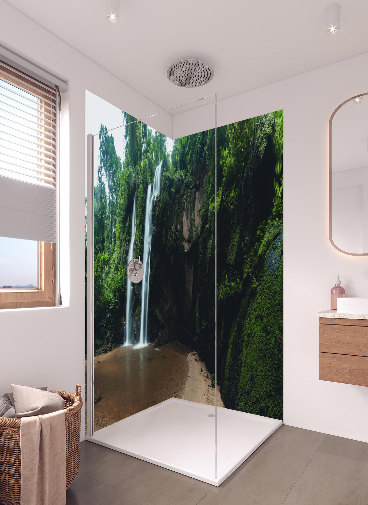 Duschrückwand - Schöner Wasserfall im Dschungel in hellem Badezimmer mit Regenduschkopf  - zweiteilige Eck-Duschrückwand
