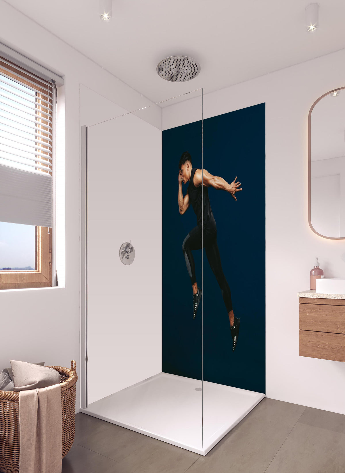 Duschrückwand - Sportler bei einem Sprung in hellem Badezimmer mit Regenduschkopf - einteilige Duschrückwand