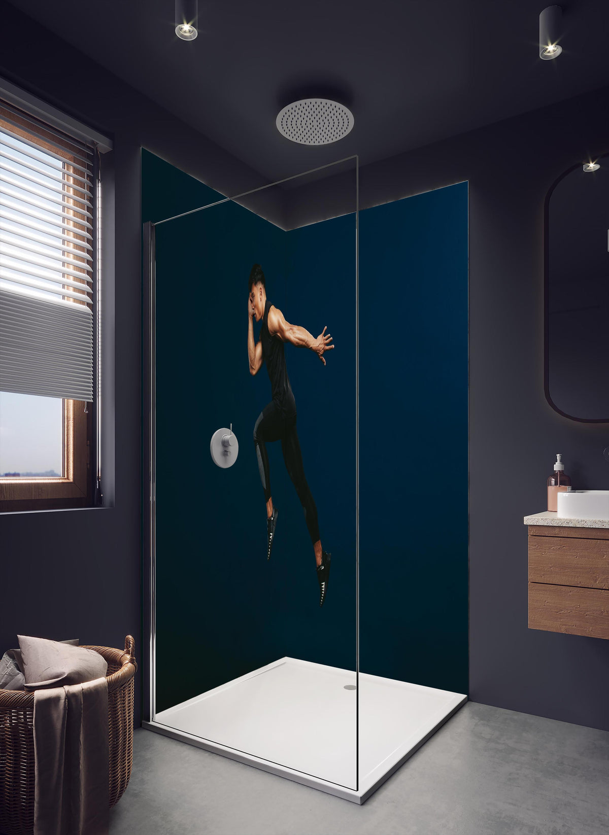Duschrückwand - Sportler bei einem Sprung in dunklem Badezimmer mit Regenduschkopf