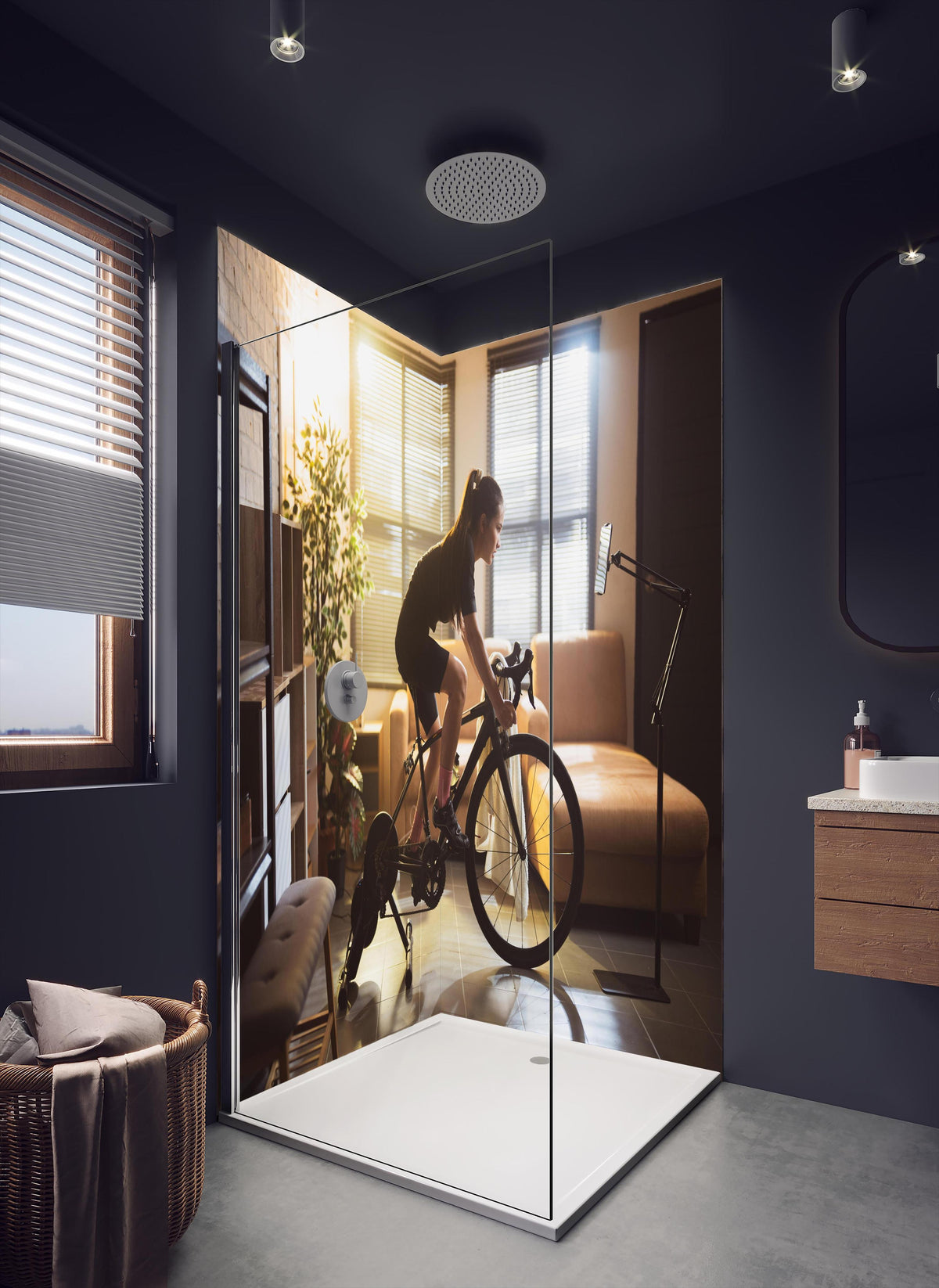 Duschrückwand - Sportliche Radfahrerin in dunklem Badezimmer mit Regenduschkopf