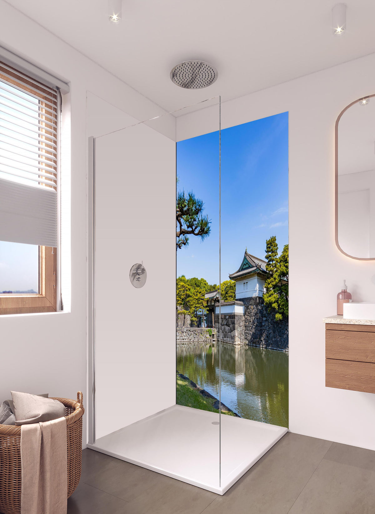 Duschrückwand - Stadtlandschaft von Tokio in hellem Badezimmer mit Regenduschkopf - einteilige Duschrückwand