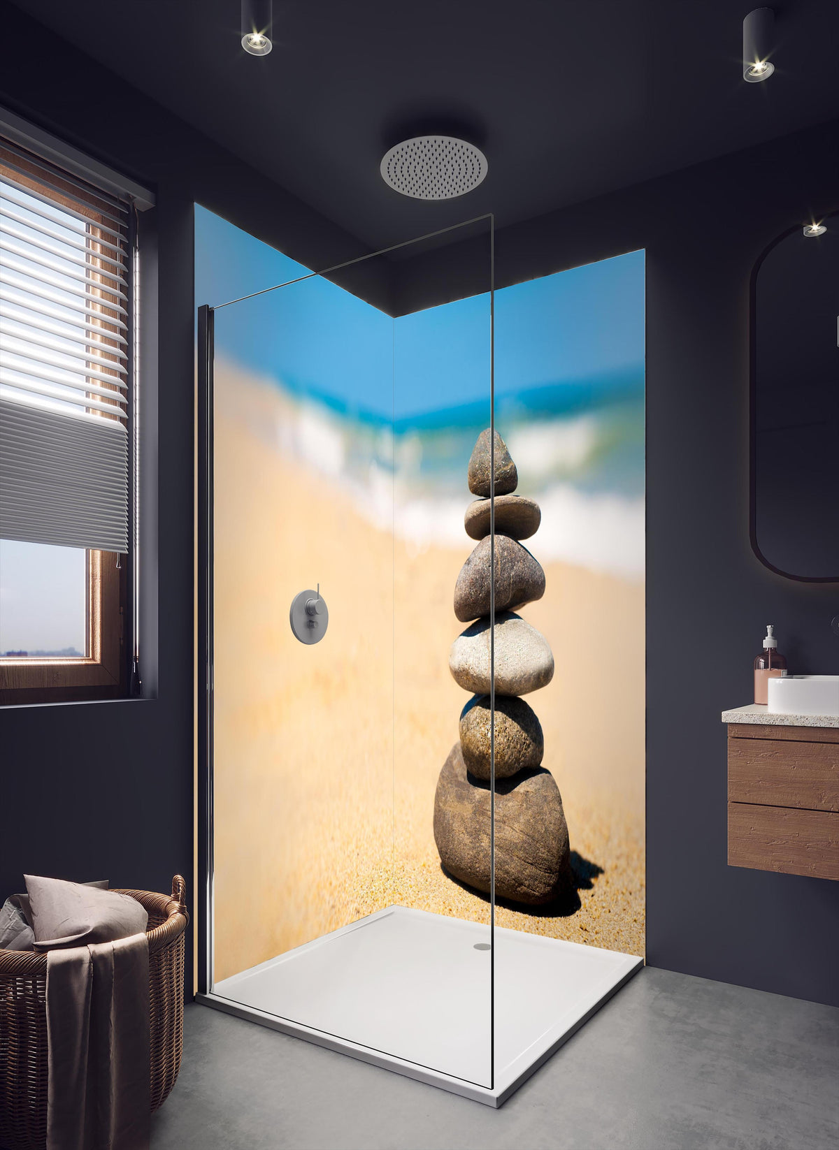 Duschrückwand - Steine Meditation Balance in dunklem Badezimmer mit Regenduschkopf