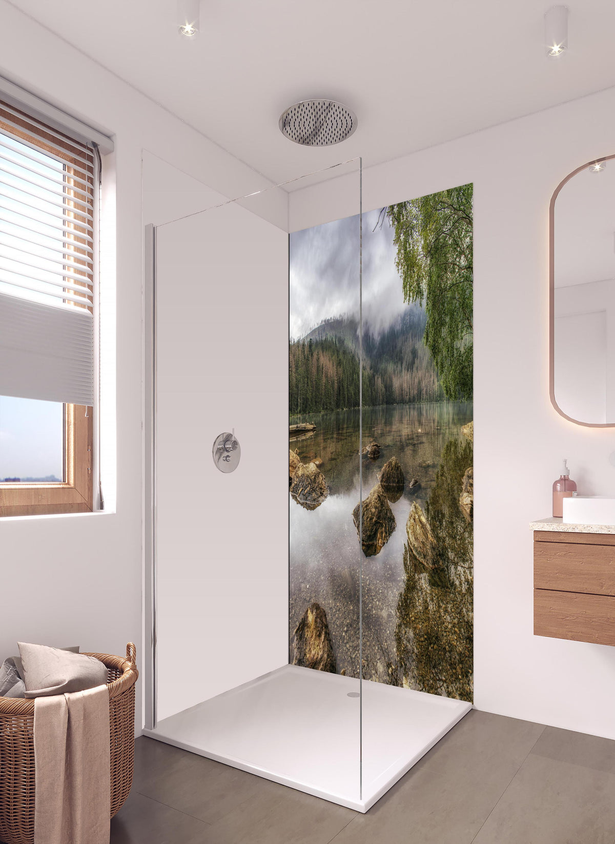 Duschrückwand - Sumava - Schwarzer See - Tschechische Republik in hellem Badezimmer mit Regenduschkopf - einteilige Duschrückwand