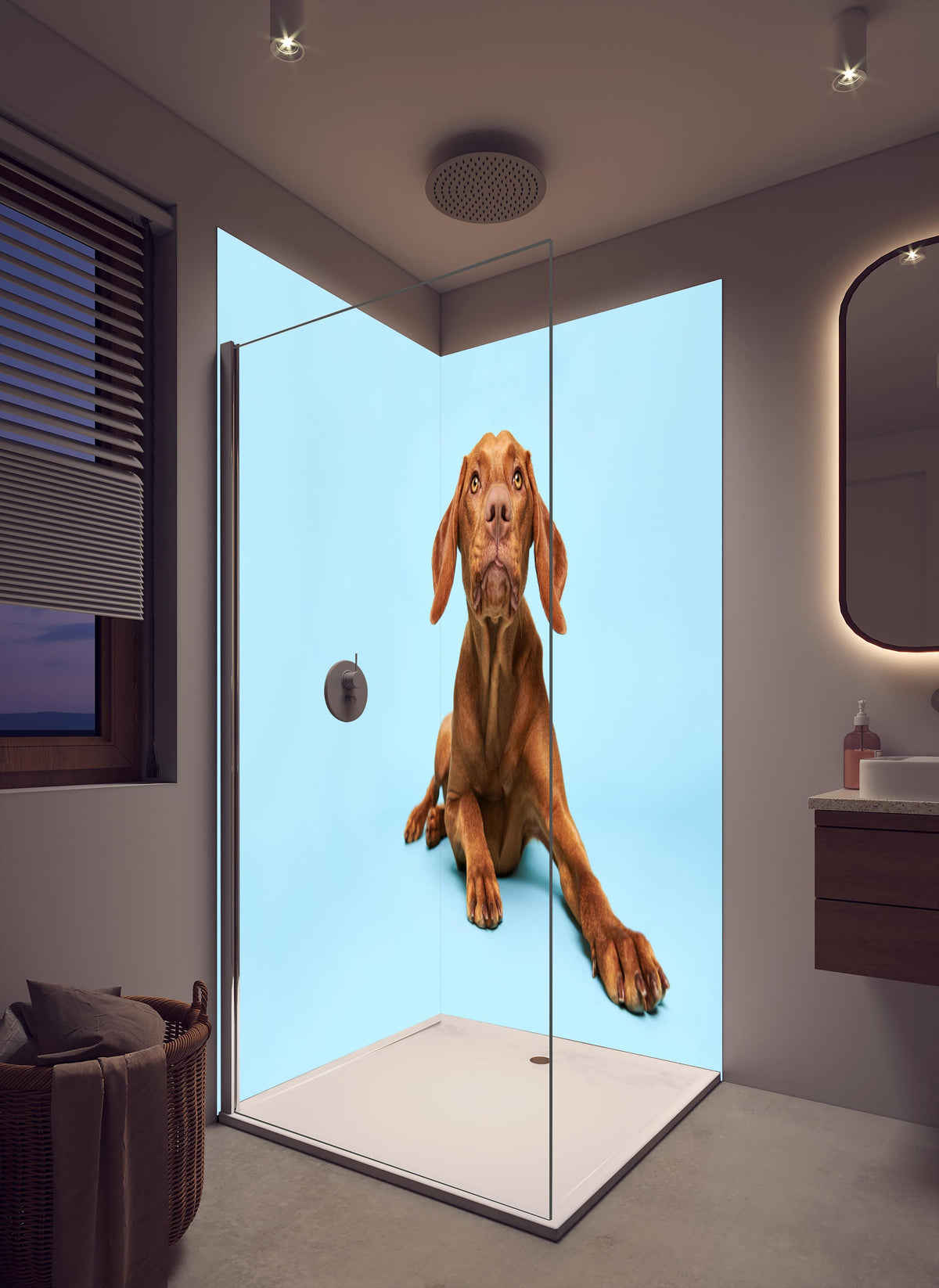 Duschrückwand - Ungarischer Vizsla-Welpe Portrait in cremefarbenem Badezimmer mit Regenduschkopf