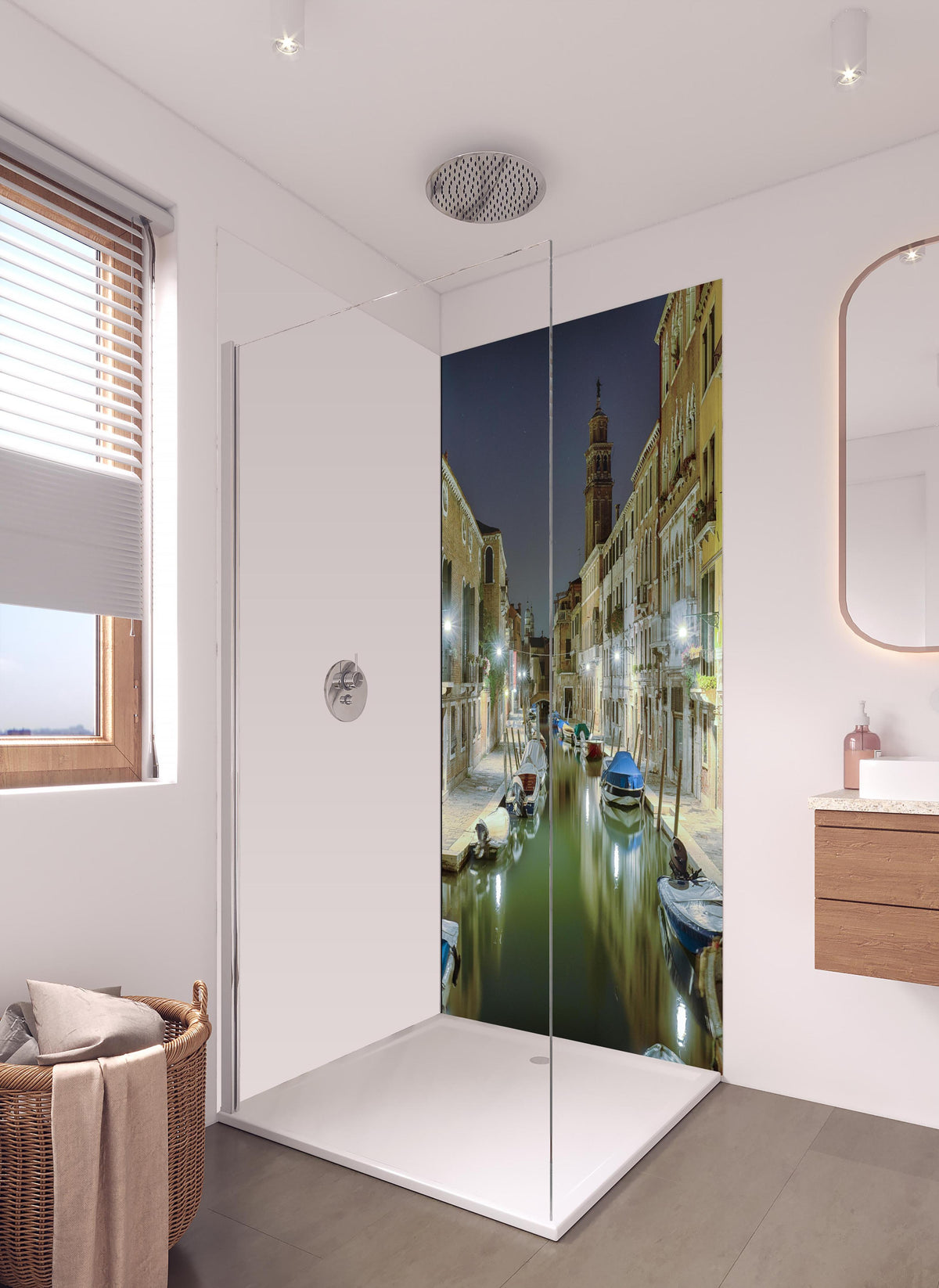 Duschrückwand - Venezia bei Nacht in hellem Badezimmer mit Regenduschkopf - einteilige Duschrückwand
