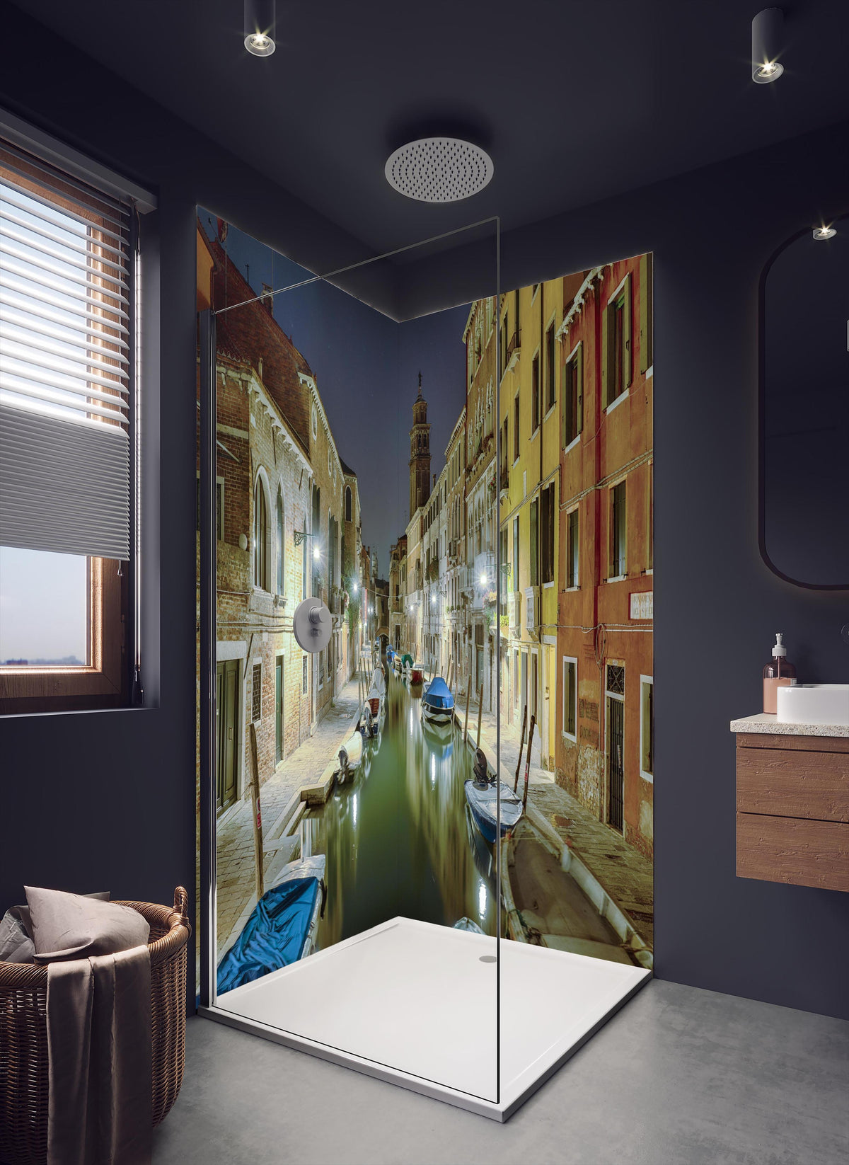Duschrückwand - Venezia bei Nacht in dunklem Badezimmer mit Regenduschkopf
