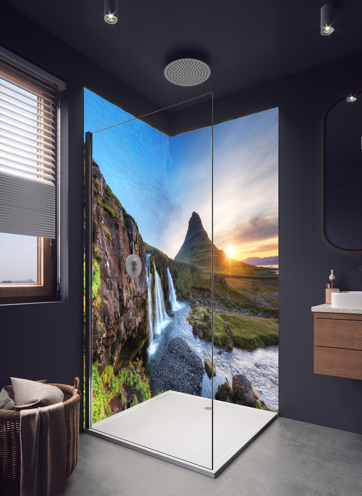 Duschrückwand - Wasserfall bei Sonnenuntergang in dunklem Badezimmer mit Regenduschkopf