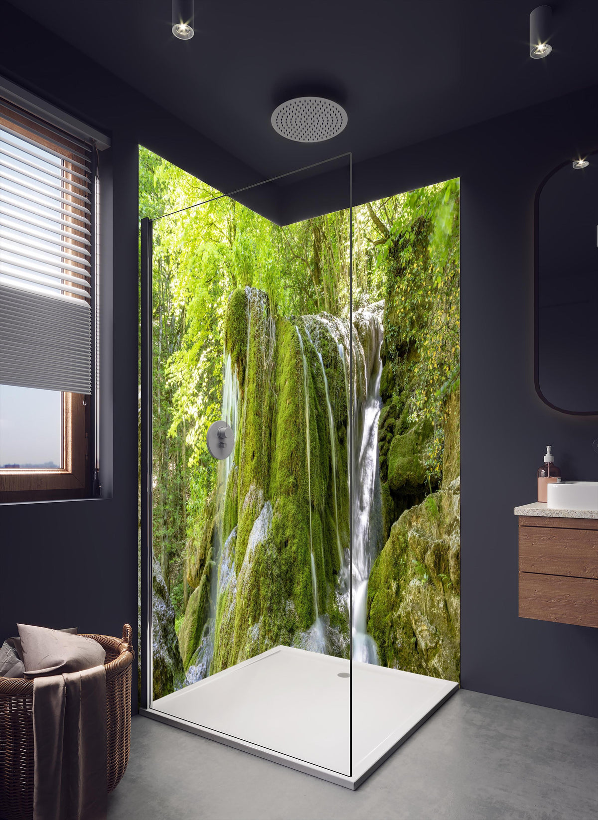 Duschrückwand - Wasserfall im Wald - Sevastopol in dunklem Badezimmer mit Regenduschkopf