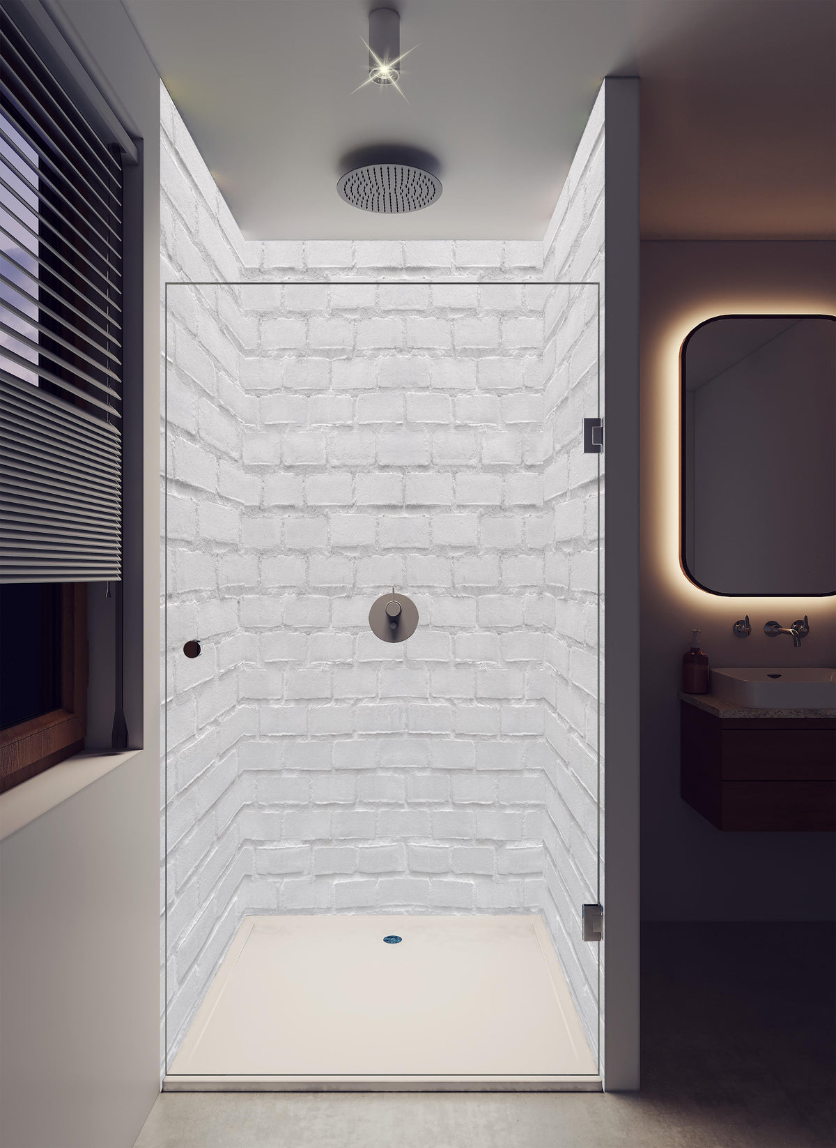Duschrückwand - Weißliche Ziegelwand in luxuriöser Dusche mit Regenduschkopf