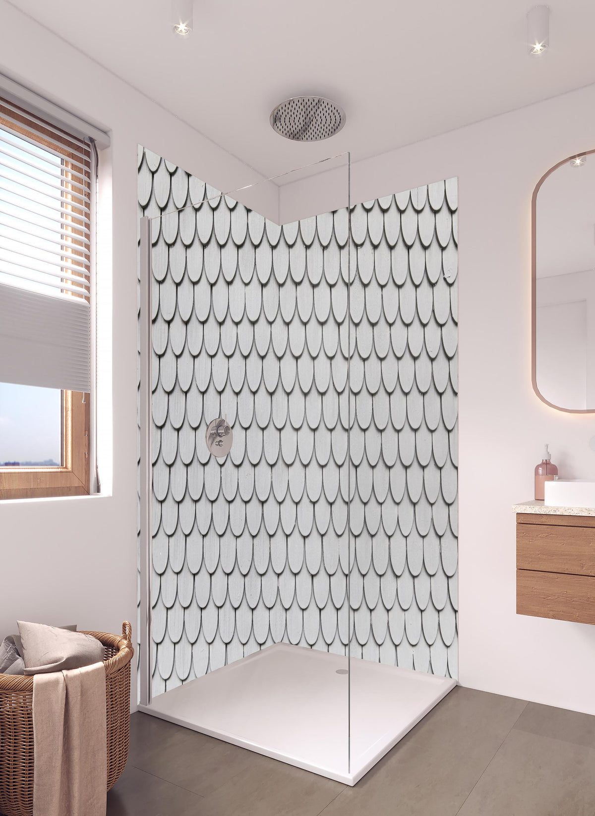 Duschrückwand - Gräuliche Holzschindeln - Bayern in hellem Badezimmer mit Regenduschkopf  - zweiteilige Eck-Duschrückwand