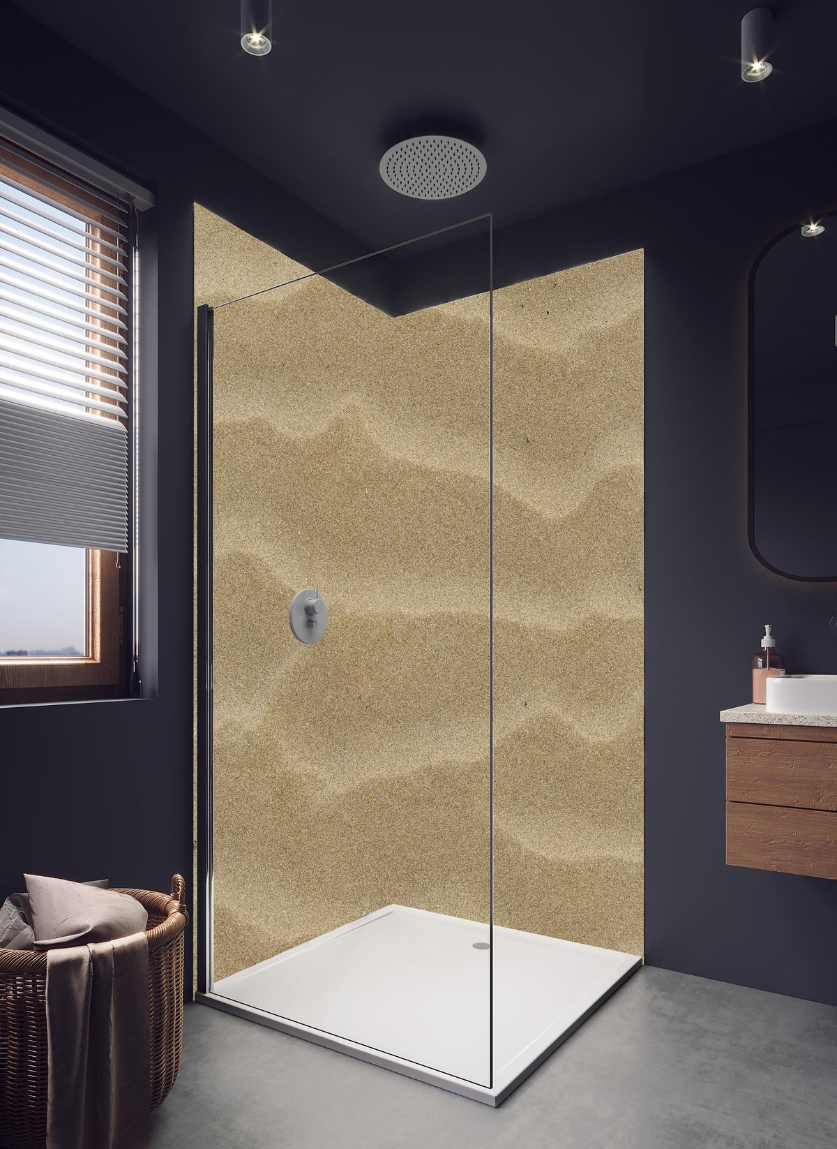 Duschrückwand - Sandstrand in hellem Badezimmer mit Regenduschkopf  - zweiteilige Eck-Duschrückwand