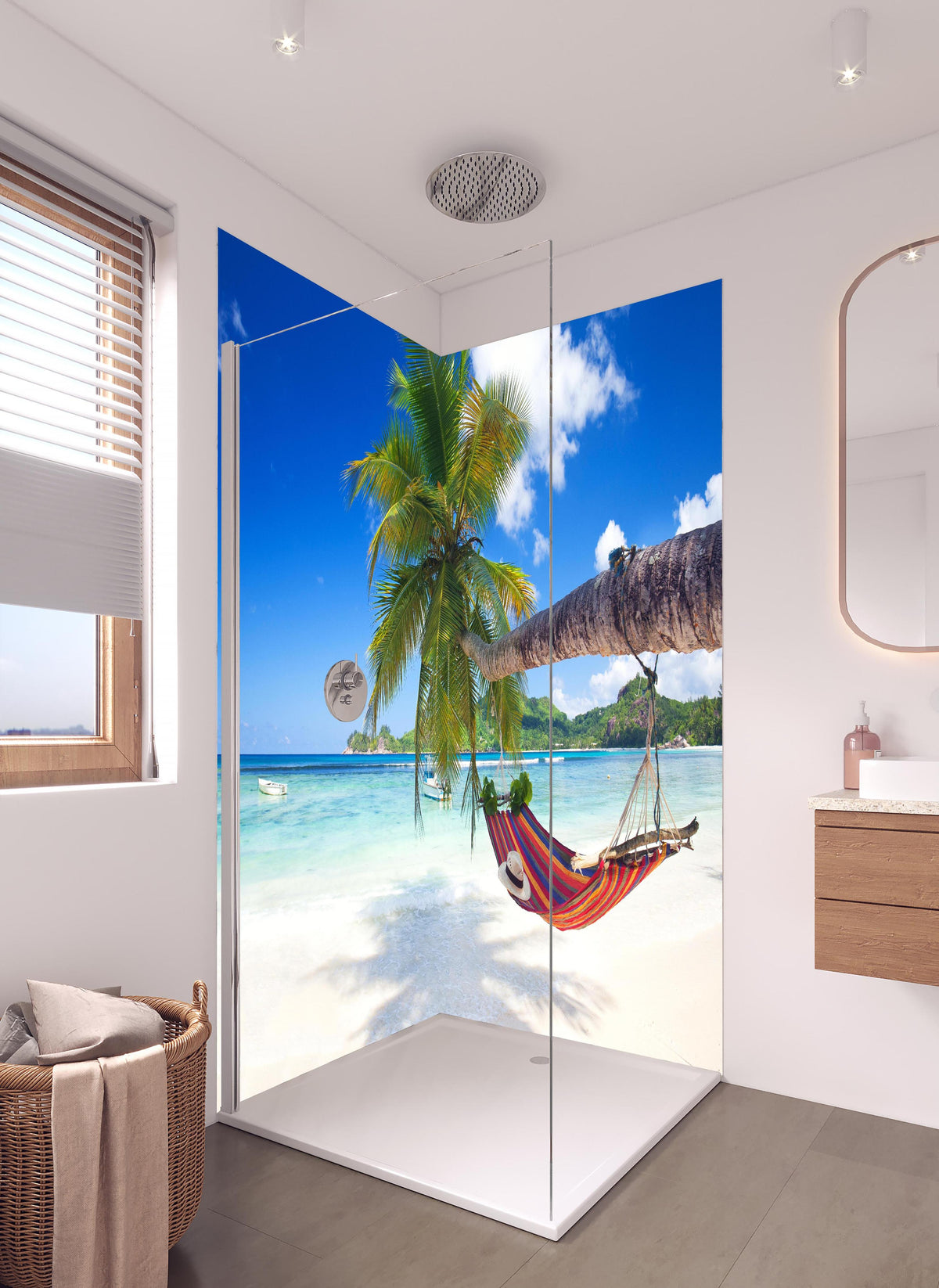 Duschrückwand - Urlaub am Strand in Seychellen in hellem Badezimmer mit Regenduschkopf  - zweiteilige Eck-Duschrückwand