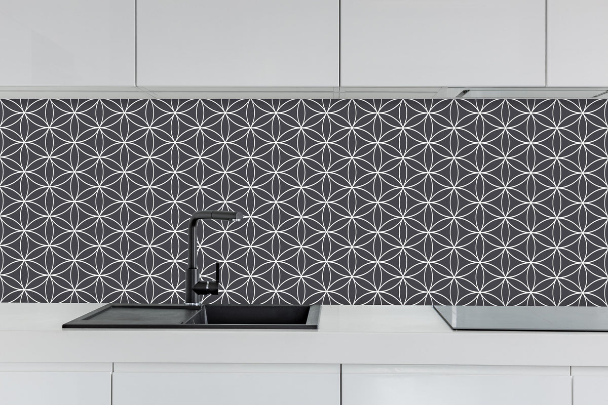 Küche - Geometrica Fiori Antracite hinter weißen Hochglanz-Küchenregalen und schwarzem Wasserhahn