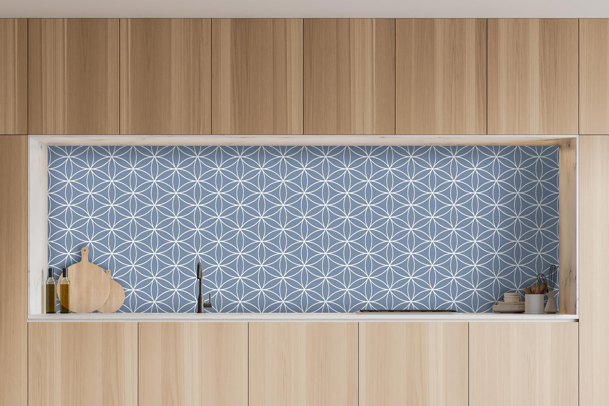 Küche - Geometrica Fiori Azzurro polvere hinter weißen Hochglanz-Küchenregalen und schwarzem Wasserhahn