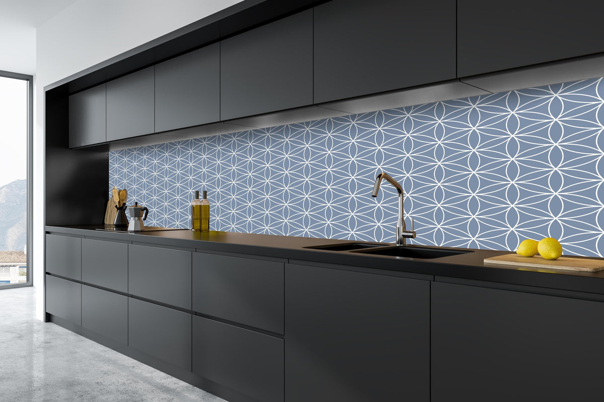 Küche - Geometrica Fiori Azzurro polvere hinter weißen Hochglanz-Küchenregalen und schwarzem Wasserhahn