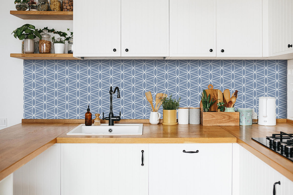 Küche - Geometrica Fiori Azzurro polvere hinter weißen Hochglanz-Küchenregalen und schwarzem Wasserhahn