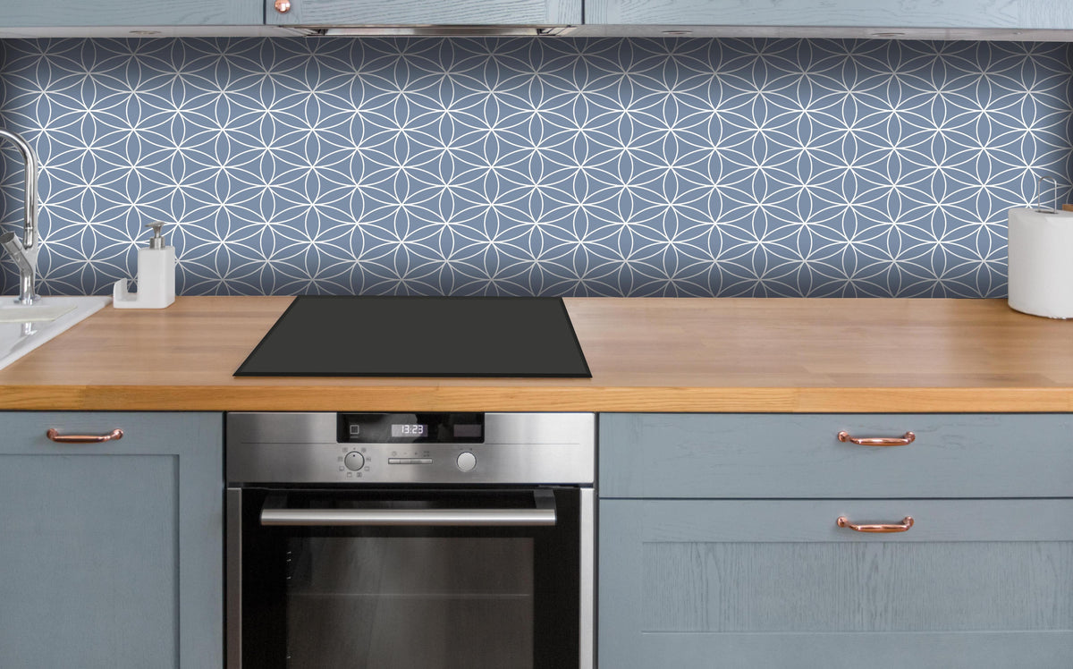 Küche - Geometrica Fiori Azzurro polvere hinter weißen Hochglanz-Küchenregalen und schwarzem Wasserhahn