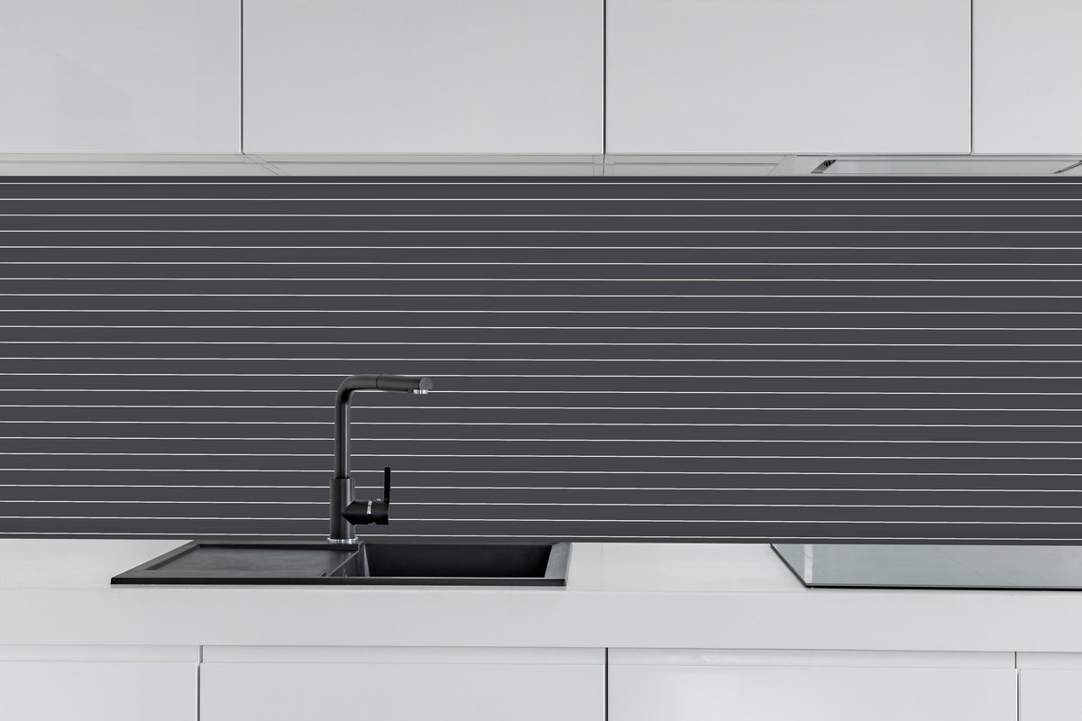 Küche - Geometrica Orizzontale Antracite hinter weißen Hochglanz-Küchenregalen und schwarzem Wasserhahn