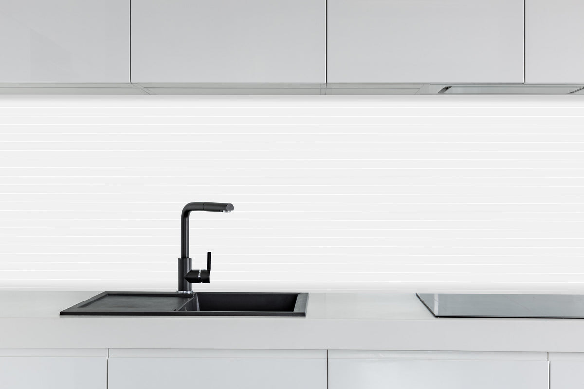 Küche - Geometrica Orizzontale Perla hinter weißen Hochglanz-Küchenregalen und schwarzem Wasserhahn