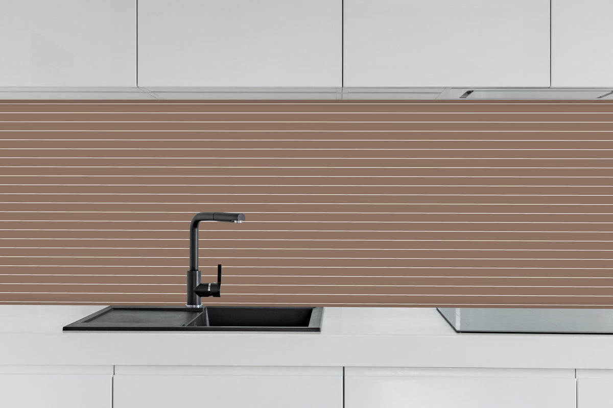 Küche - Geometrica Orizzontale Sigaro hinter weißen Hochglanz-Küchenregalen und schwarzem Wasserhahn