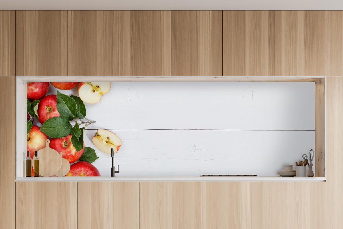 Küche - Äpfel auf weißer Holzplatte in charakteristischer Vollholz-Küche mit modernem Gasherd