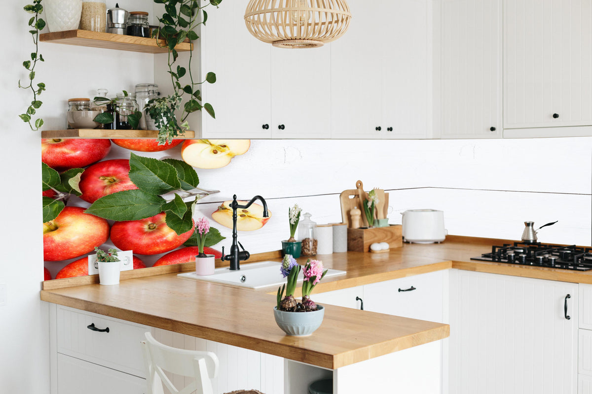 Küche - Äpfel auf weißer Holzplatte in lebendiger Küche mit bunten Blumen