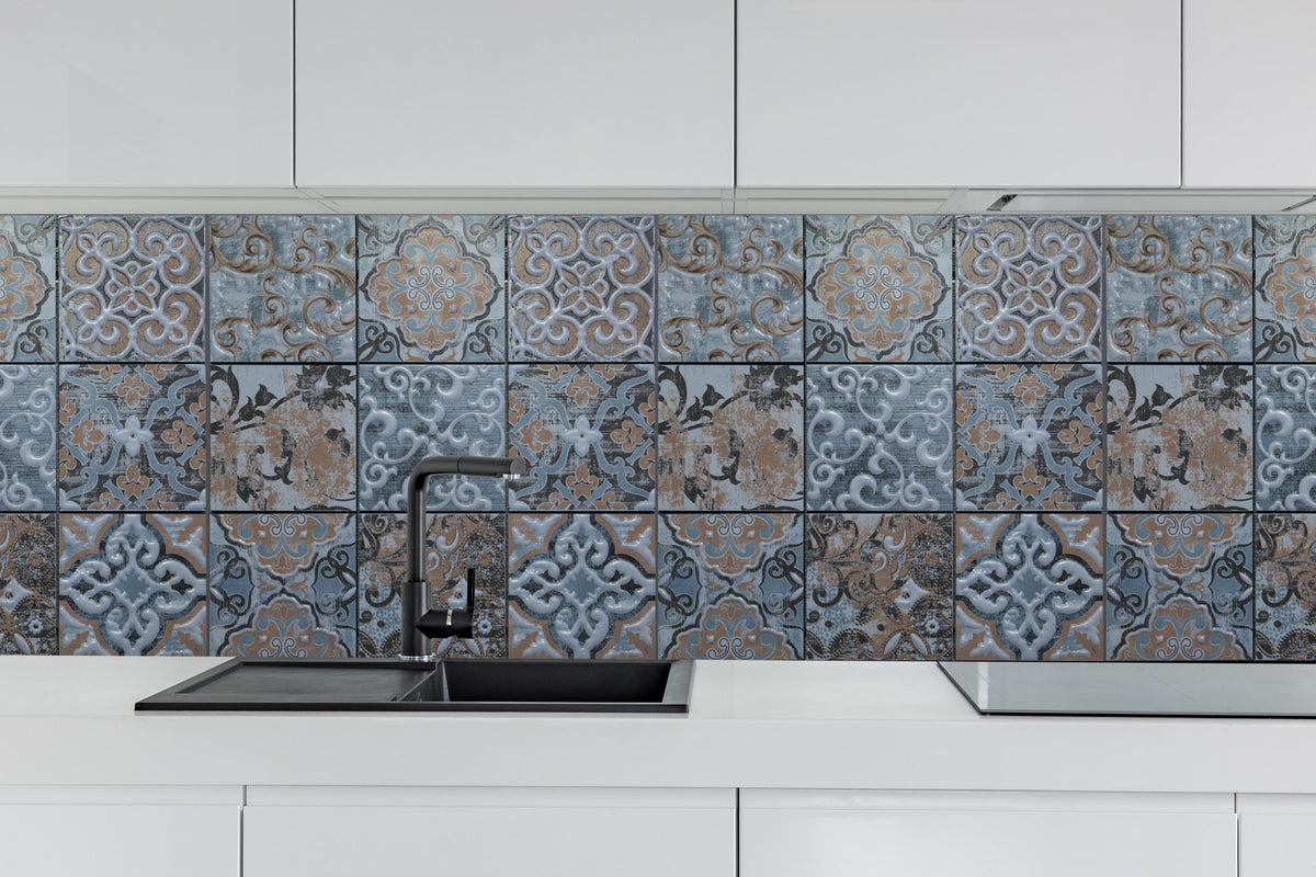 Küche - Blau geometrische Mosaik Fliesen hinter weißen Hochglanz-Küchenregalen und schwarzem Wasserhahn