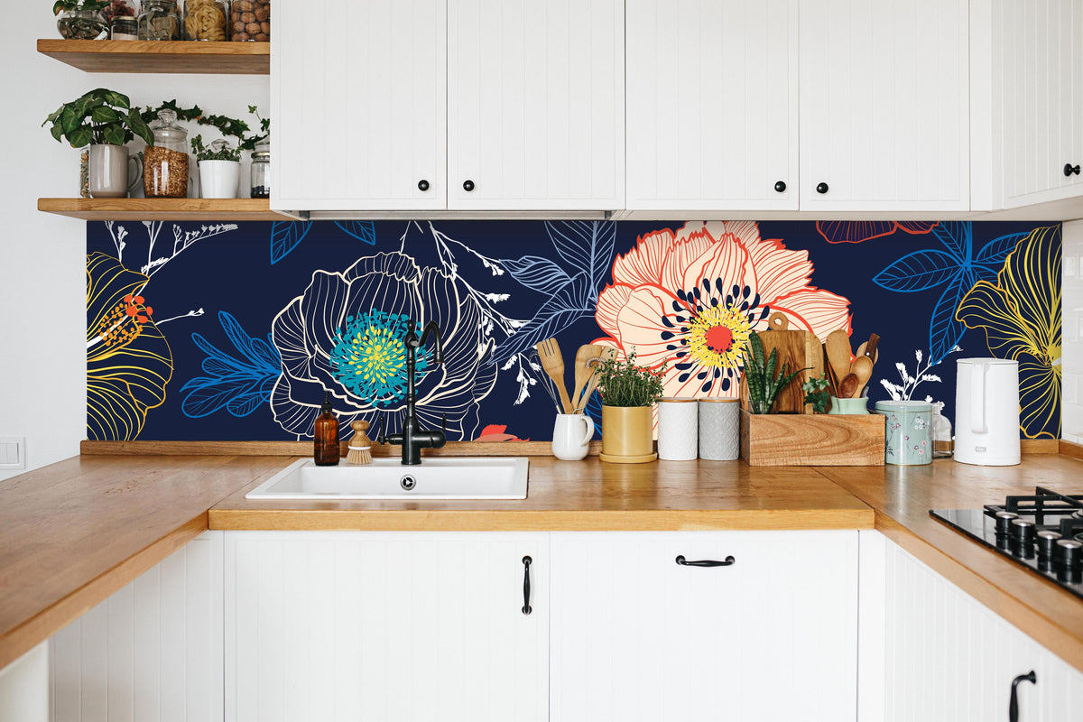 Küche - Bunte Blumenkunst in weißer Küche hinter Gewürzen und Kochlöffeln aus Holz