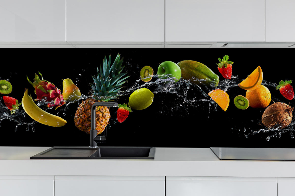 Küche - Früchte mit Wasserspritzern hinter weißen Hochglanz-Küchenregalen und schwarzem Wasserhahn