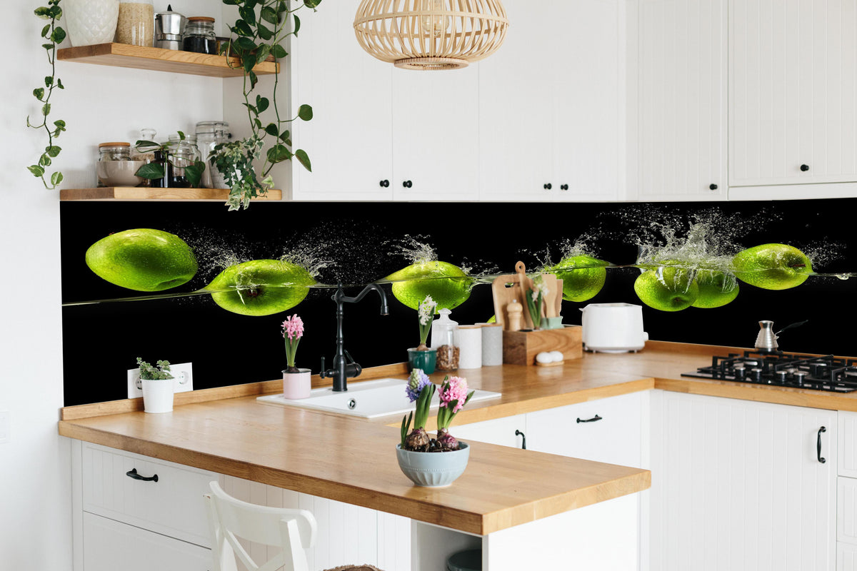 Küche - Grüne Äpfel im Wasser in lebendiger Küche mit bunten Blumen