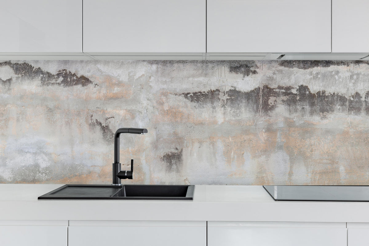 Küche - Grunge Betonwand hinter weißen Hochglanz-Küchenregalen und schwarzem Wasserhahn