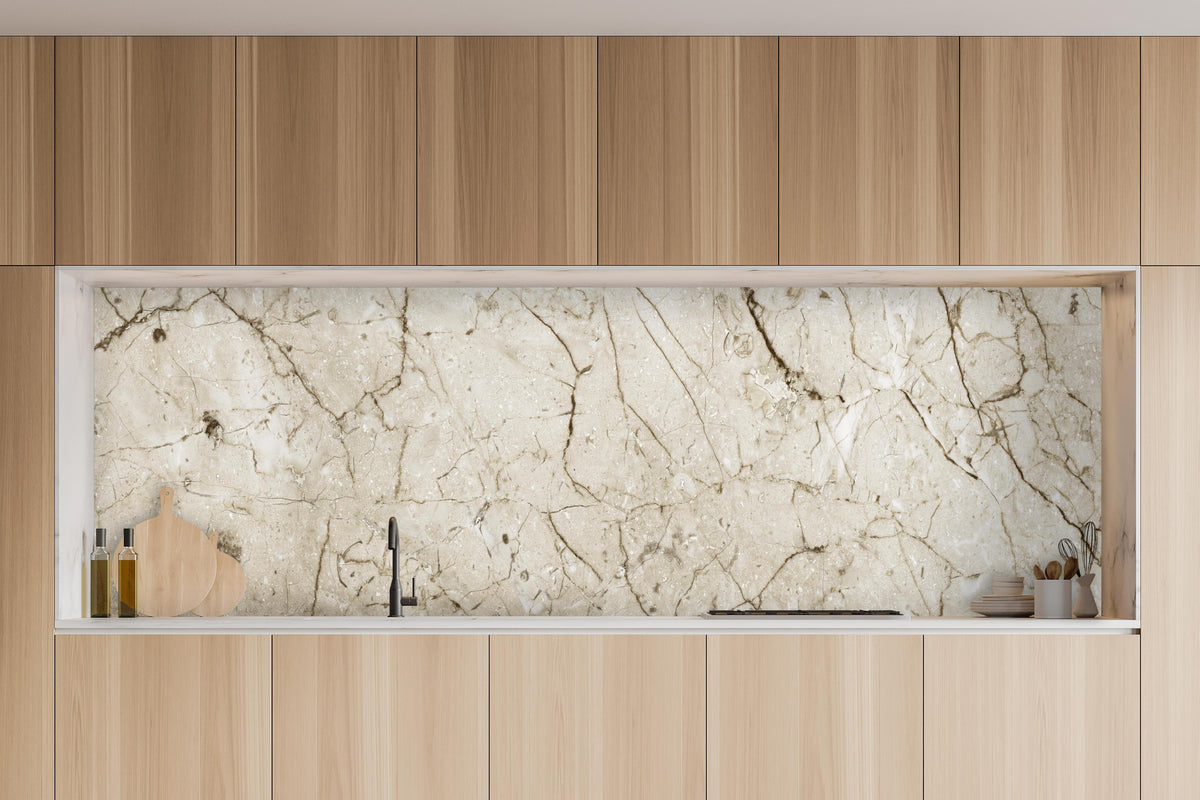 Küche - Marmor Hintergrund - Beige in charakteristischer Vollholz-Küche mit modernem Gasherd