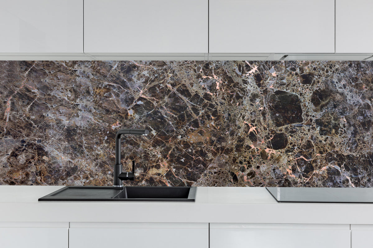 Küche - Moderne Marmor Granit Textur hinter weißen Hochglanz-Küchenregalen und schwarzem Wasserhahn