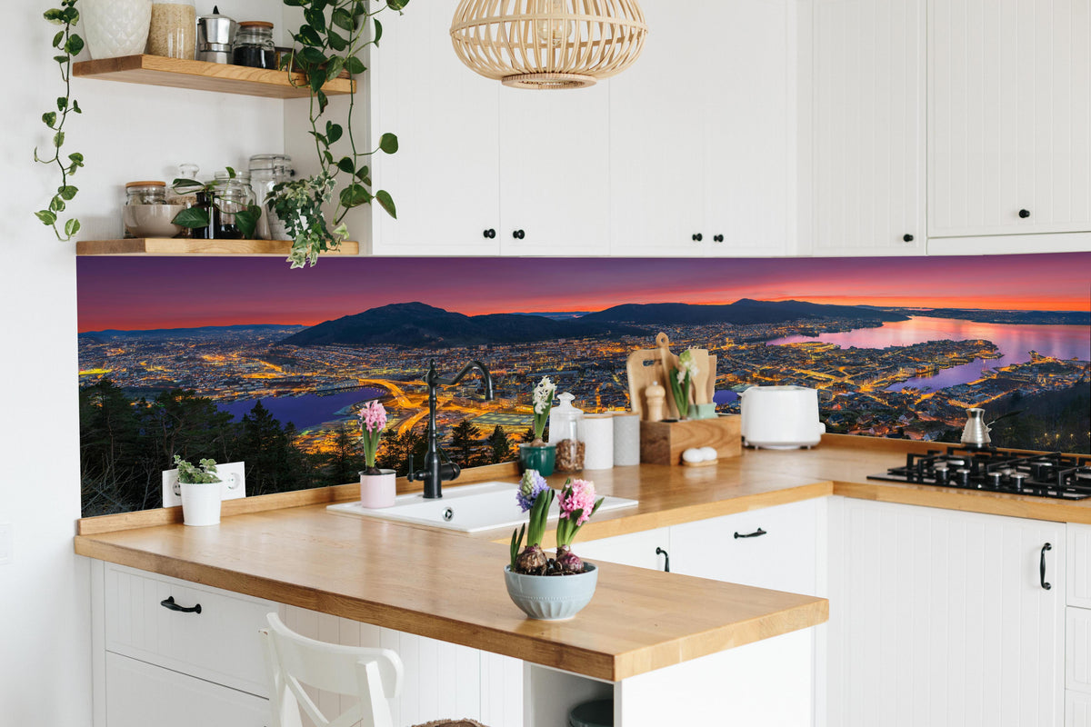 Küche - Panorama Floyen - Norwegen in lebendiger Küche mit bunten Blumen