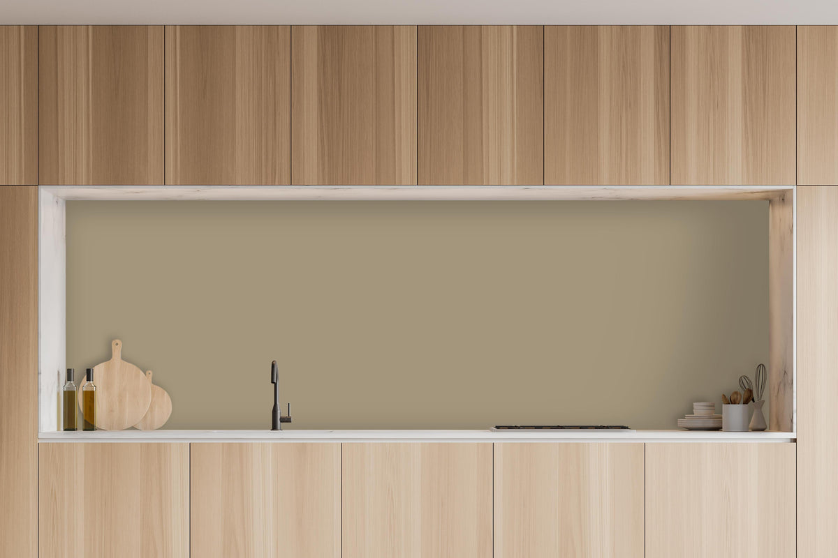 Küche - RAL 1019 (Graubeige) in charakteristischer Vollholz-Küche mit modernem Gasherd