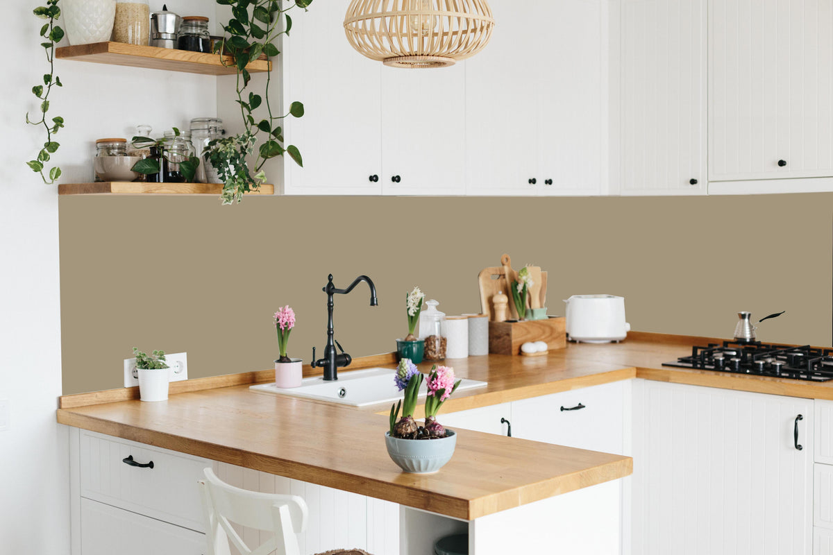Küche - RAL 1019 (Graubeige) in lebendiger Küche mit bunten Blumen