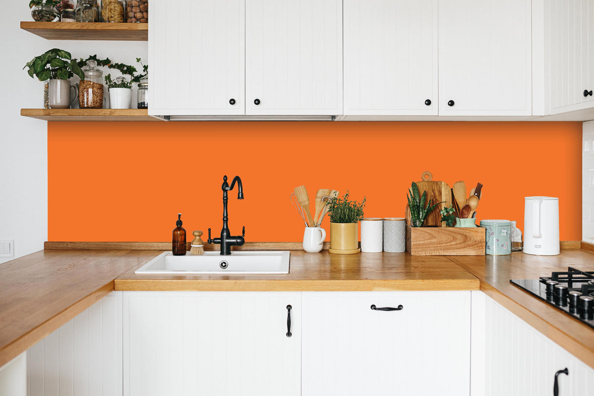 Küche - RAL 2008 (Leuchtendes Rot-Orange) in weißer Küche hinter Gewürzen und Kochlöffeln aus Holz