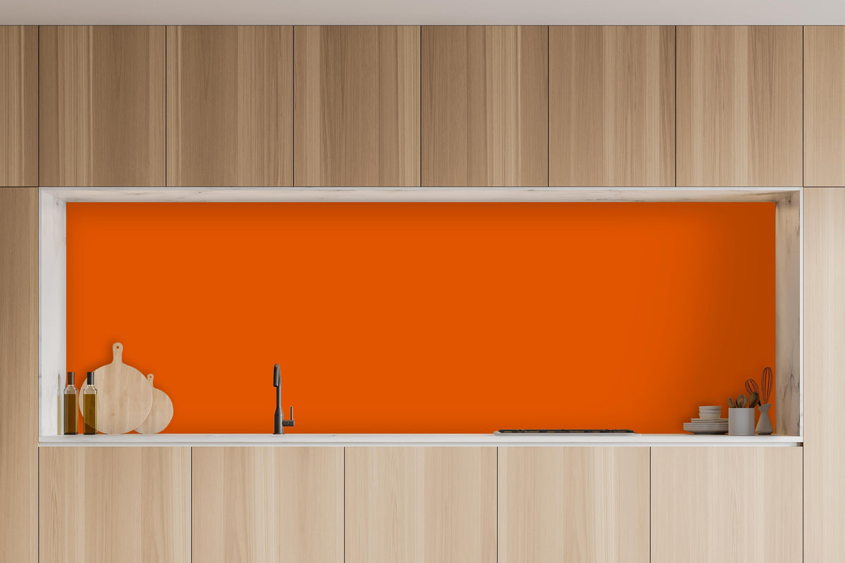 Küche - RAL 2009 (Verkehrsorange) in charakteristischer Vollholz-Küche mit modernem Gasherd