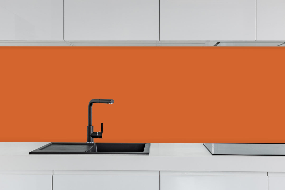 Küche - RAL 2010 (Signalorange) hinter weißen Hochglanz-Küchenregalen und schwarzem Wasserhahn
