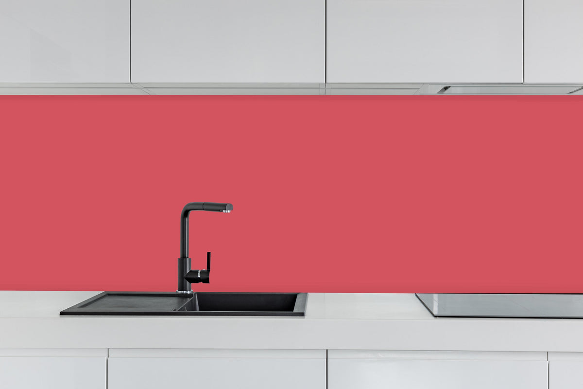 Küche - RAL 3017 (Rosa) hinter weißen Hochglanz-Küchenregalen und schwarzem Wasserhahn
