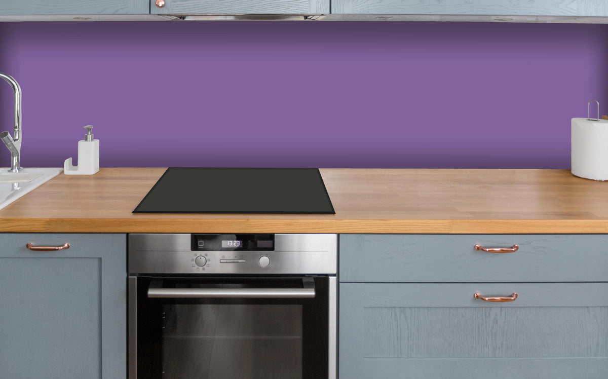 Küche - RAL 4005 (Fliederblau) über polierter Holzarbeitsplatte mit Cerankochfeld
