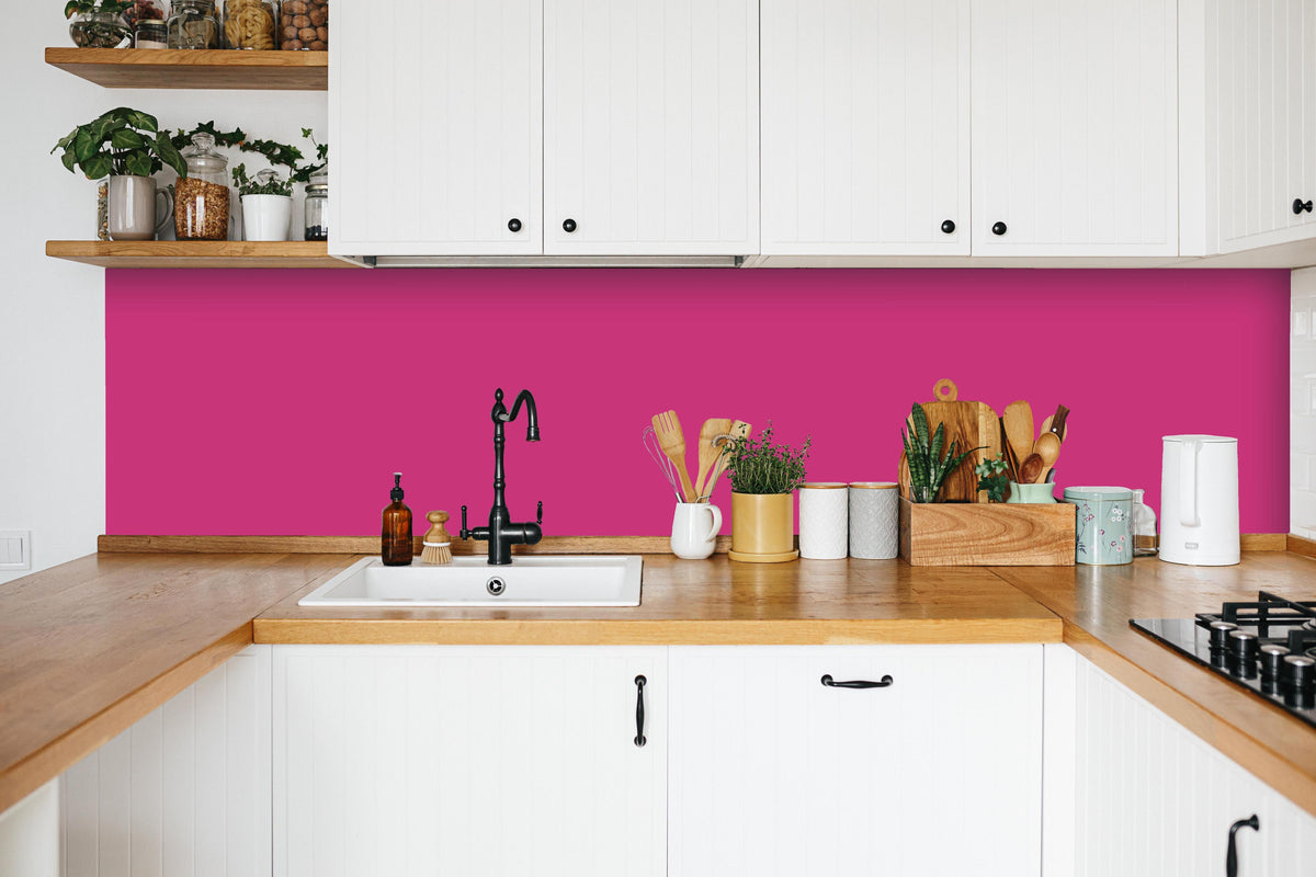 Küche - RAL 4010 (Telemagenta) in weißer Küche hinter Gewürzen und Kochlöffeln aus Holz
